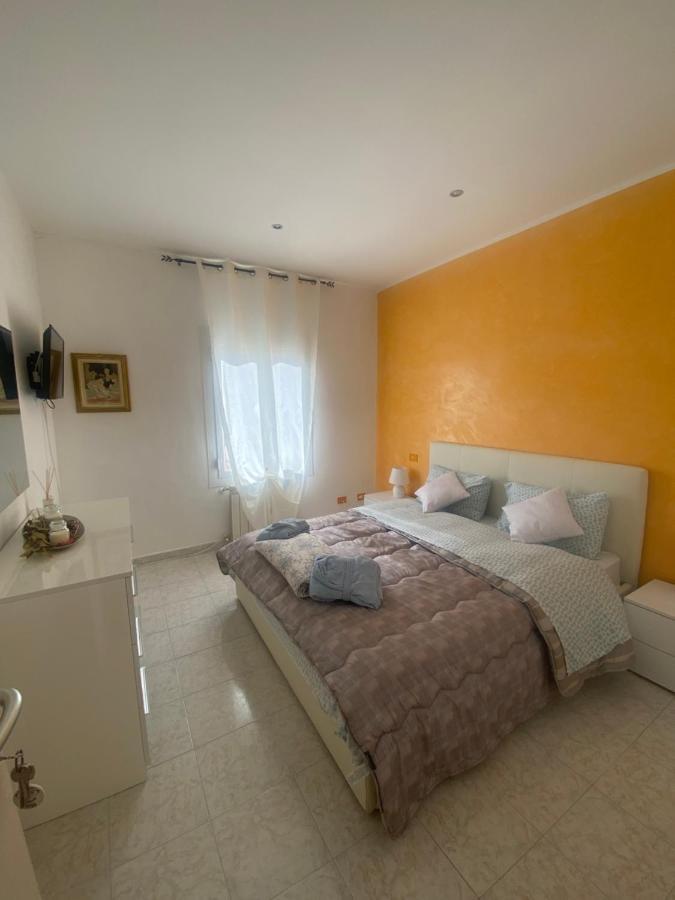 La Casa Del Giglio Hotel Albenga Buitenkant foto